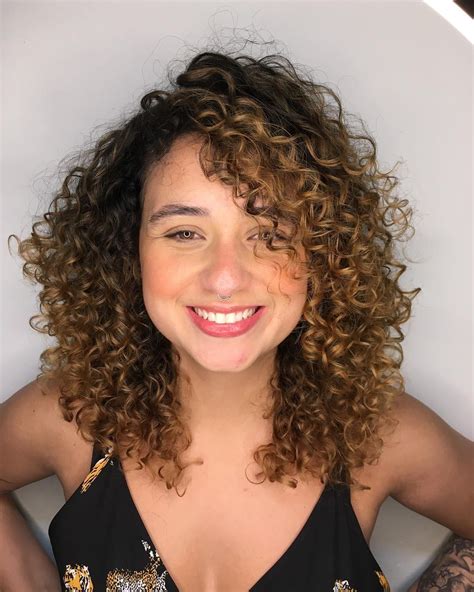 Cabelo cacheado: tipos, dicas de cuidados e finalização + fotos.